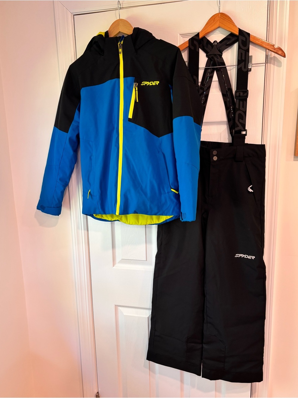 Spyder Leader Jacket in boys size 16 and black snow pants boys size 14